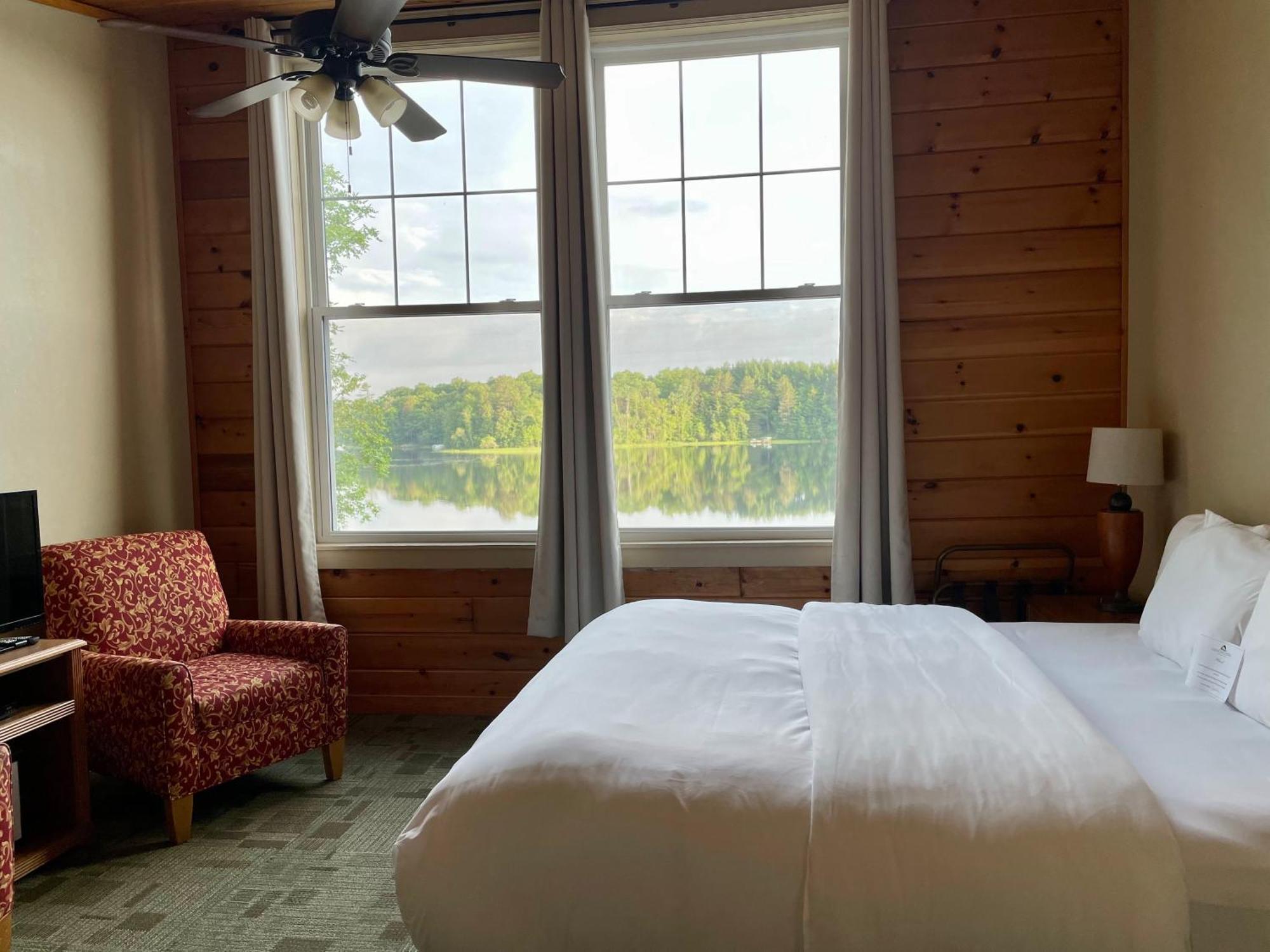 Hanging Horn Lakeside Resort Moose Lake Экстерьер фото