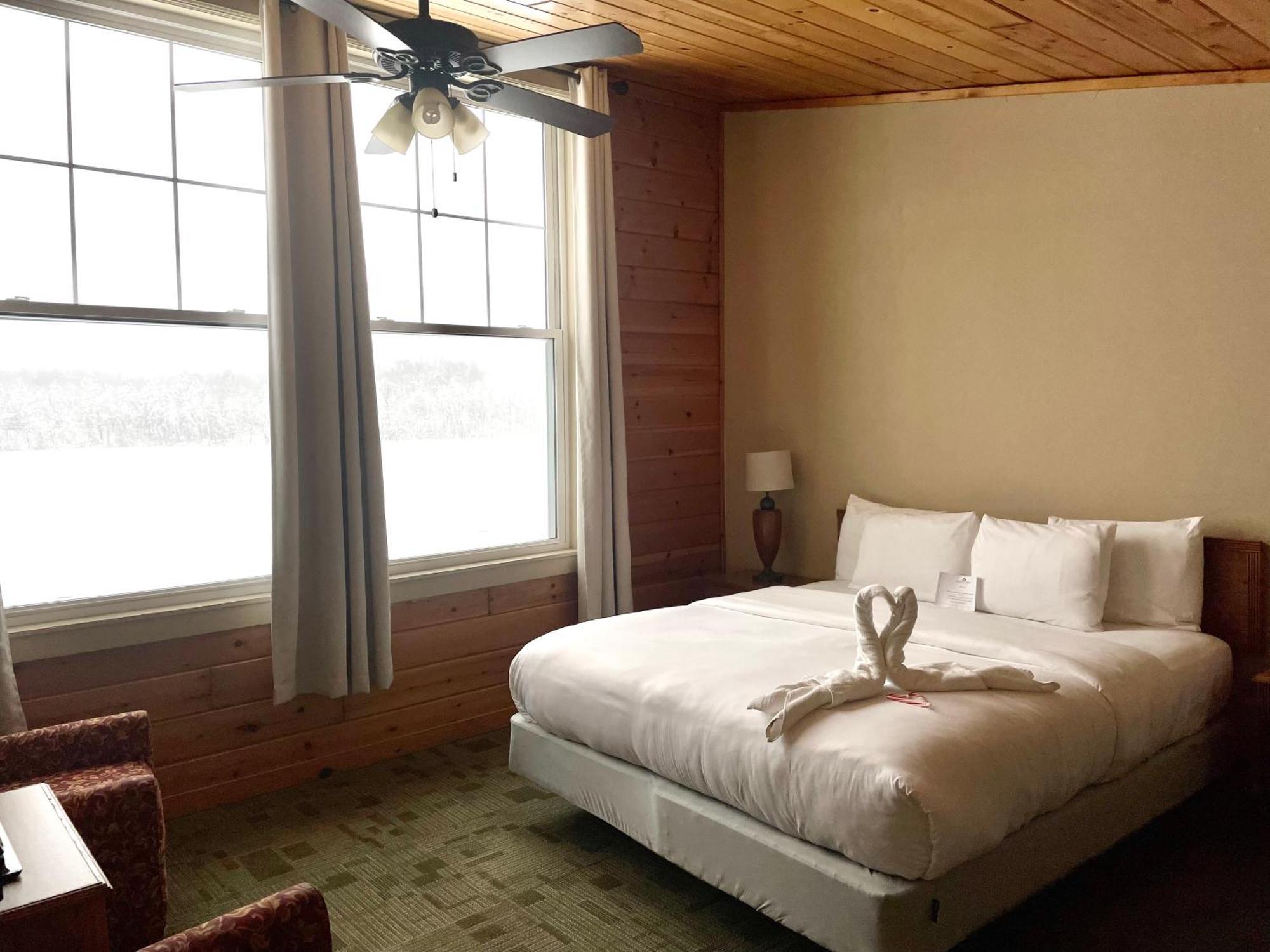 Hanging Horn Lakeside Resort Moose Lake Экстерьер фото