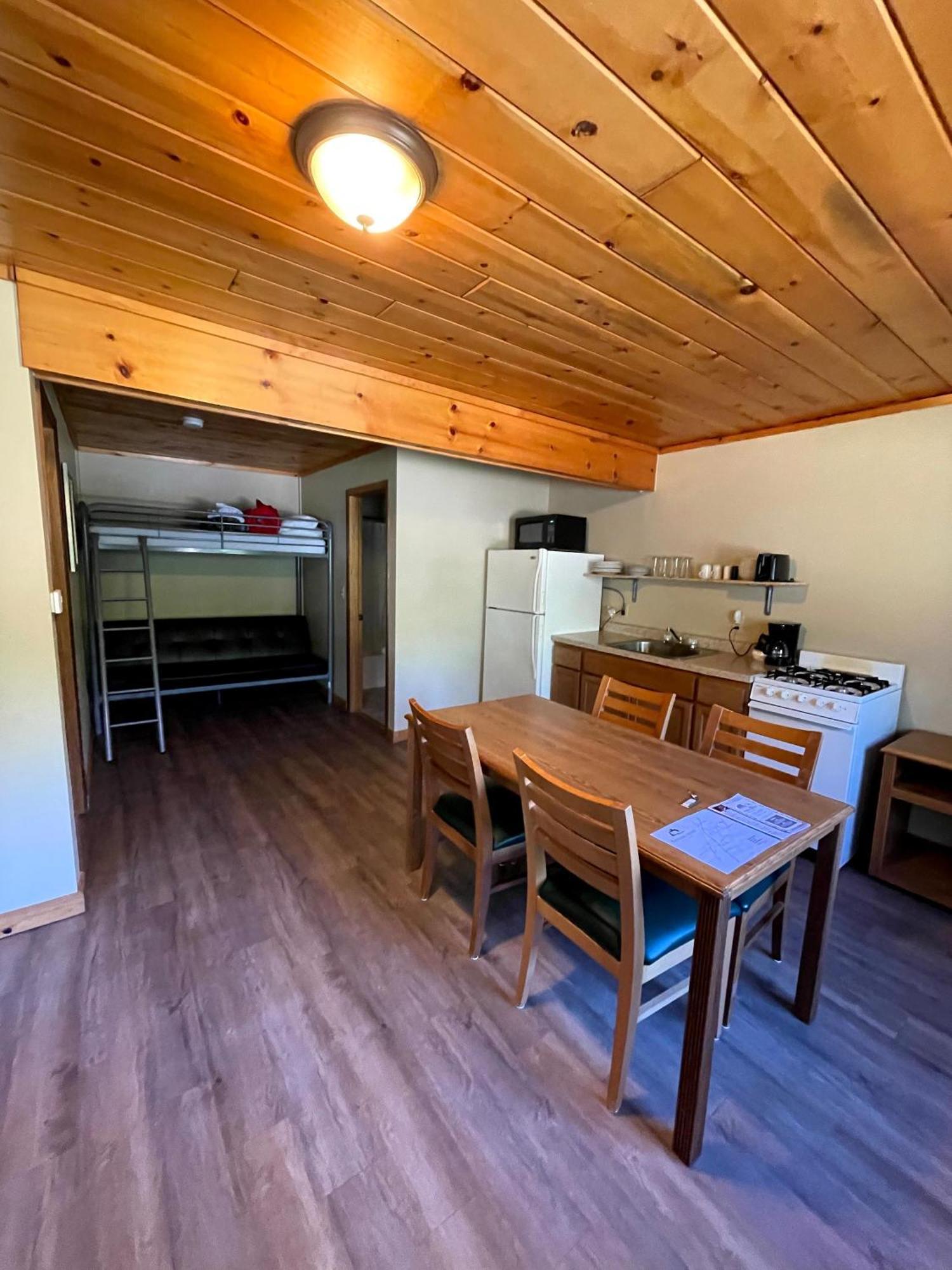 Hanging Horn Lakeside Resort Moose Lake Экстерьер фото