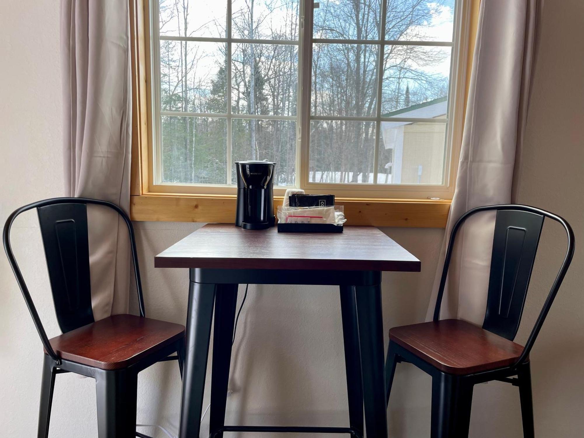 Hanging Horn Lakeside Resort Moose Lake Экстерьер фото
