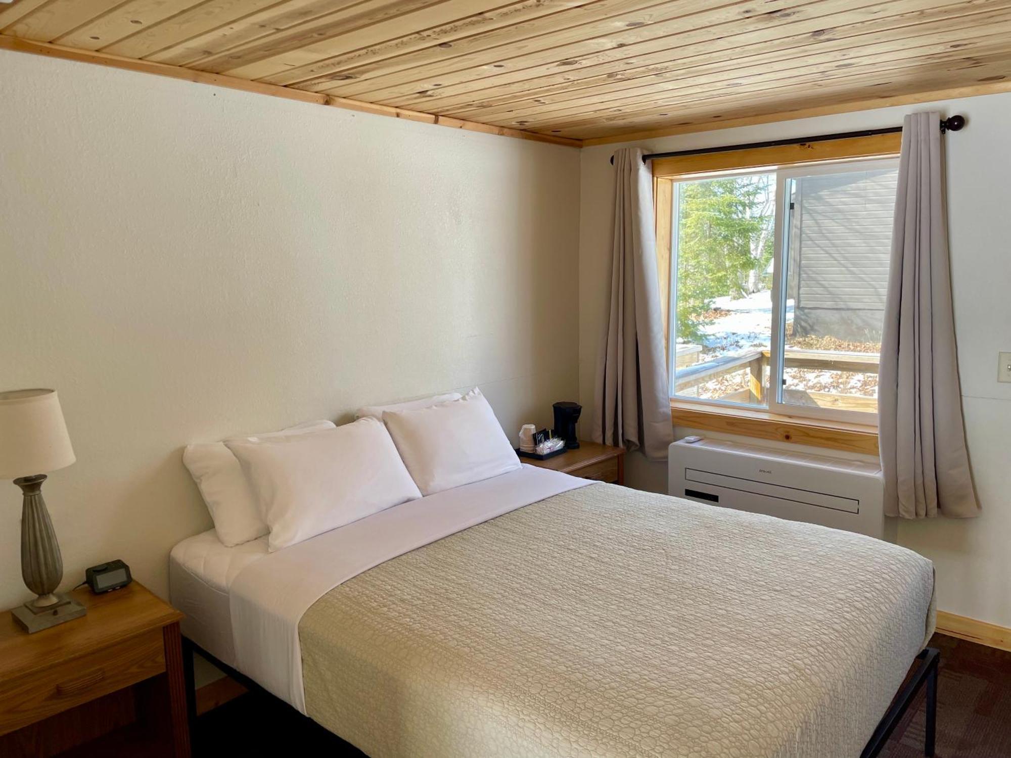 Hanging Horn Lakeside Resort Moose Lake Экстерьер фото