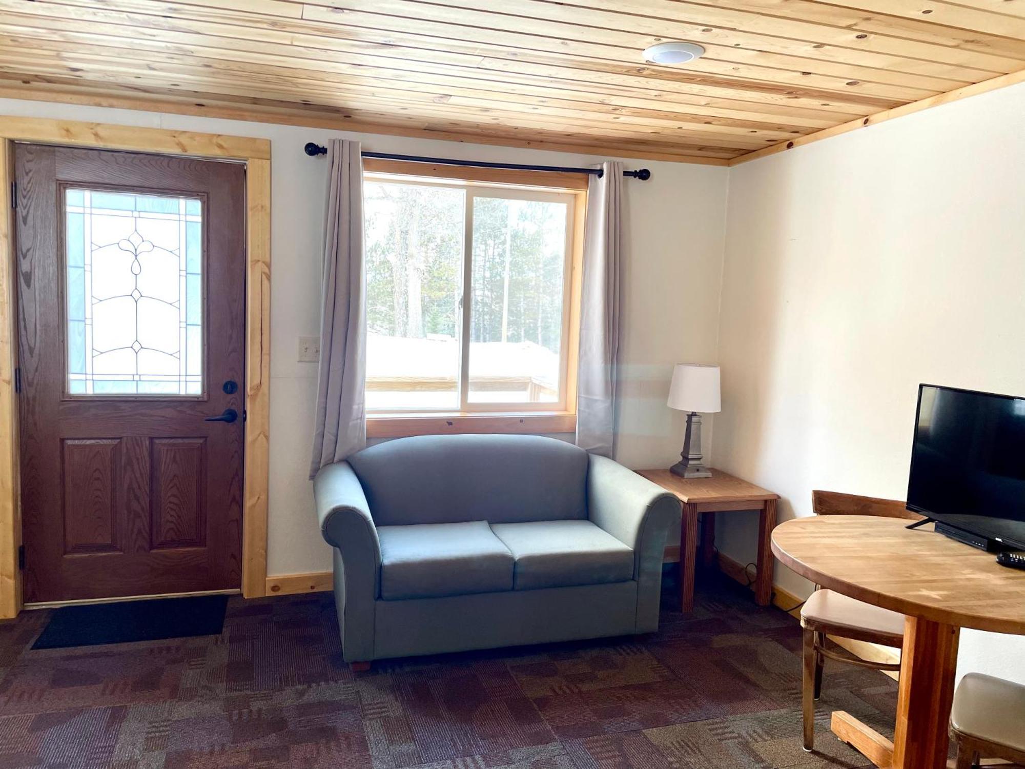 Hanging Horn Lakeside Resort Moose Lake Экстерьер фото